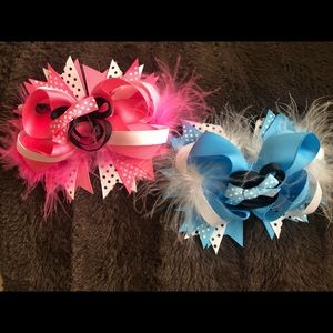 NWOT Set of 2 Handmade Minnie Mouse feather hair clips